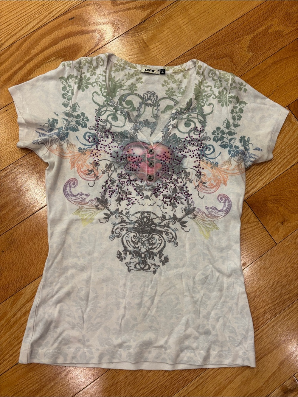 Levi's White Short-Sleeve Graphic Tee with Pastel Heart and Ornamental Print